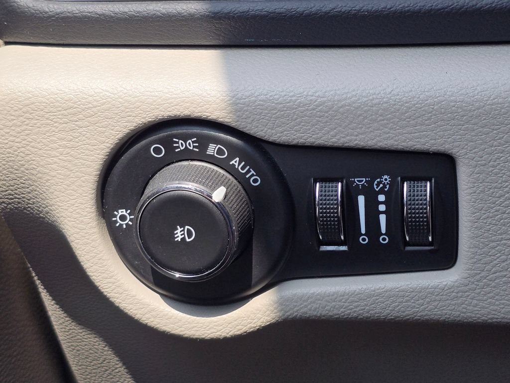 Used 2023 Chrysler Pacifica Touring-L FWD image 25