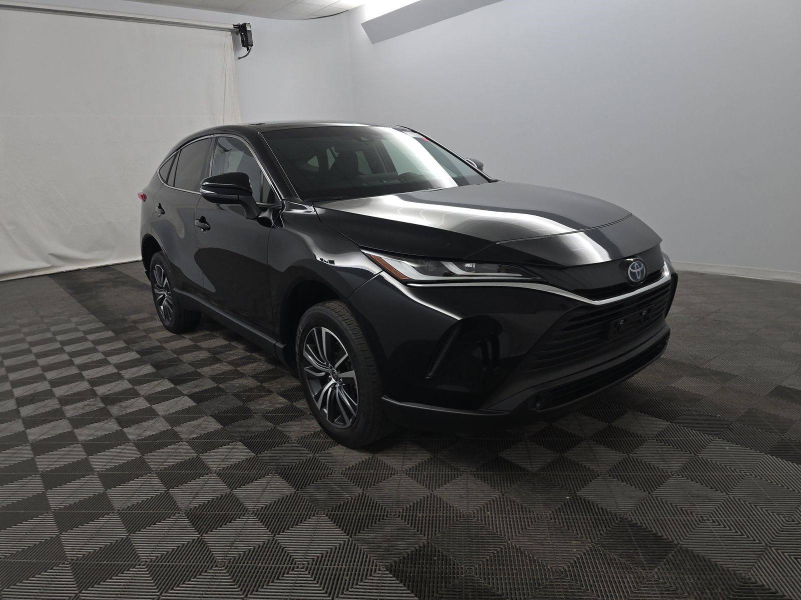 Used 2023 Toyota Venza LE AWD/4WD image 2