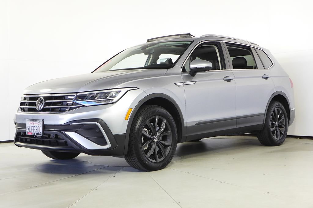 Used 2024 Volkswagen Tiguan SE w/ Panoramic Sunroof Package image 2