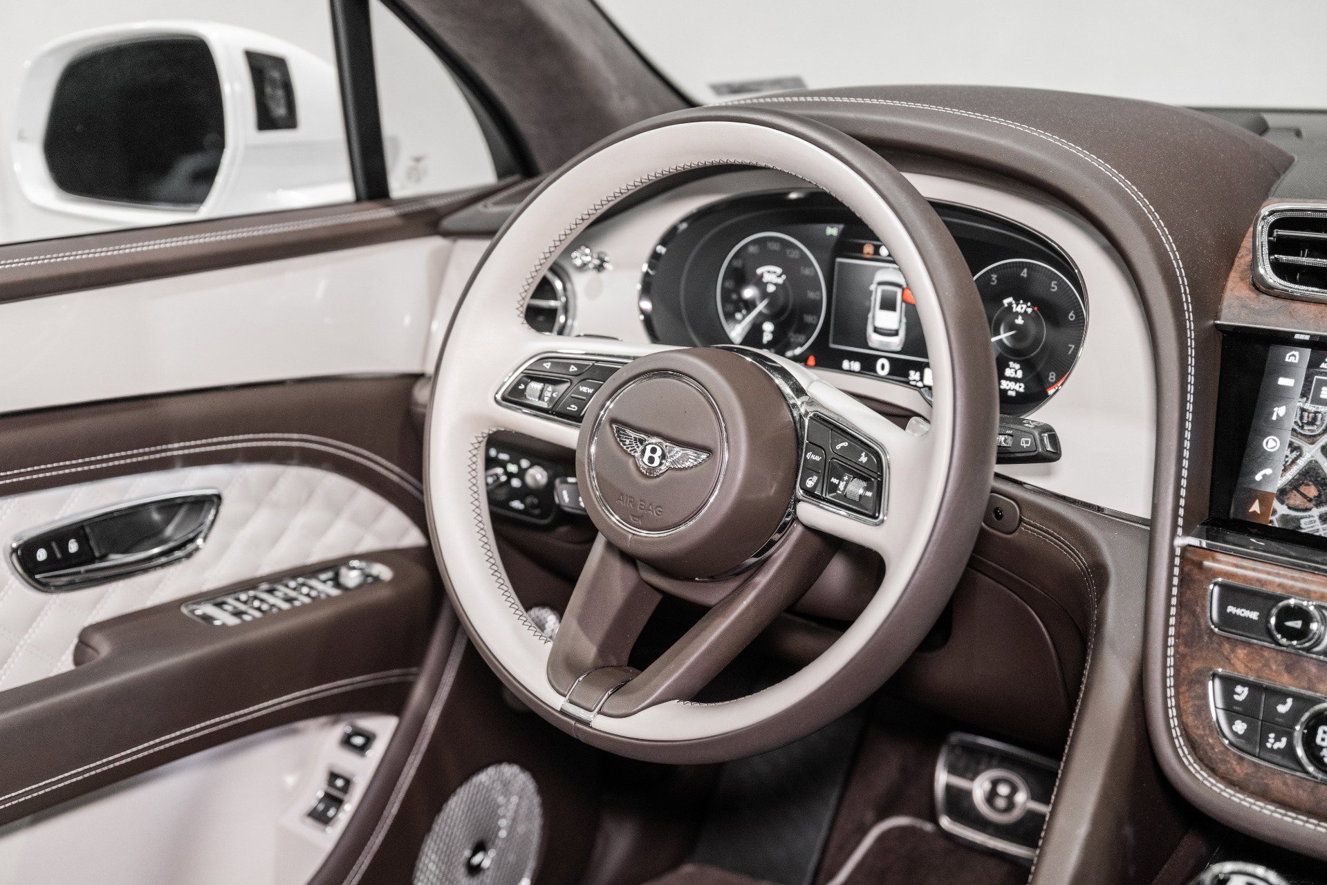 Used 2023 Bentley Bentayga image 31