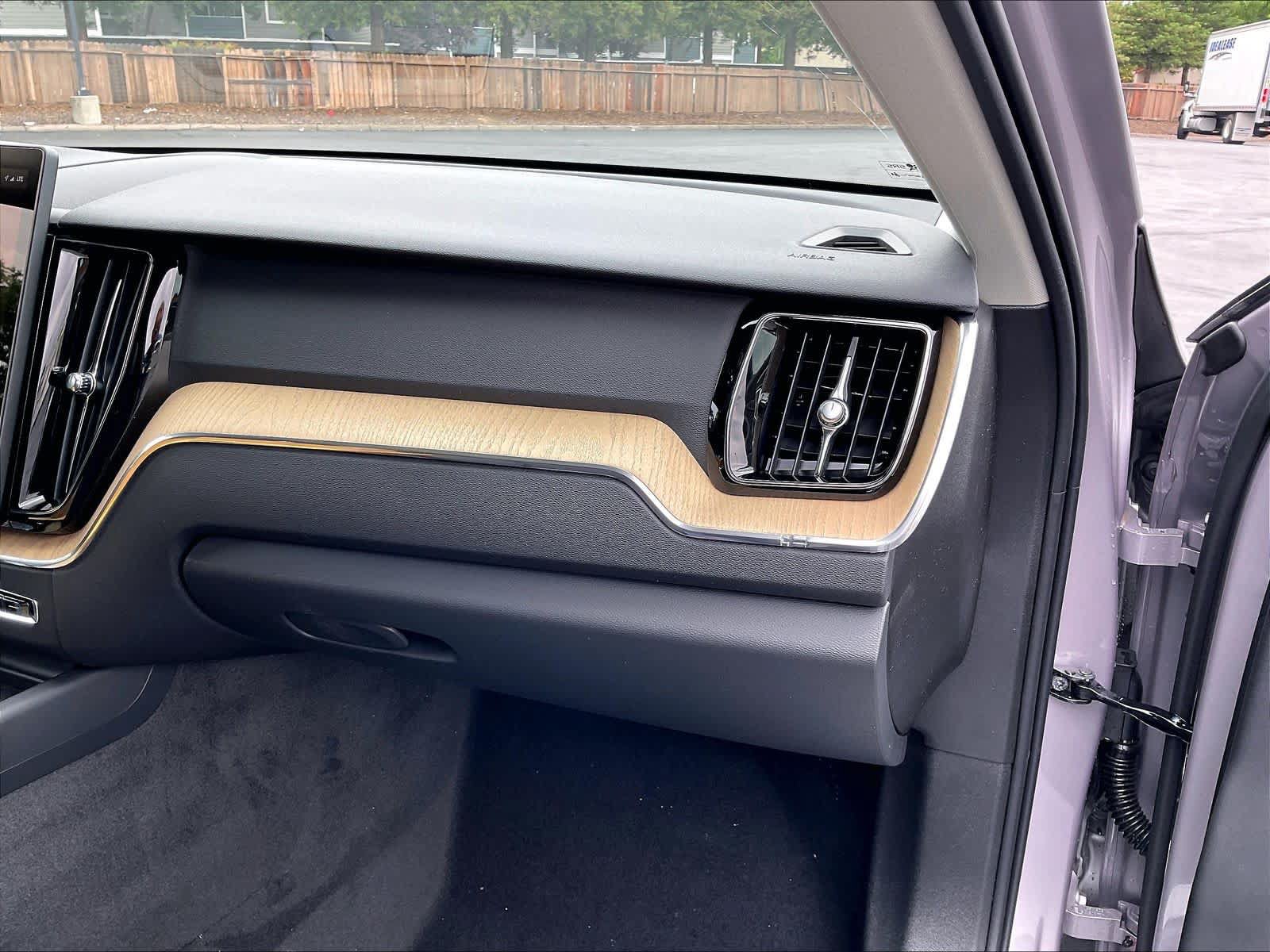 New 2026 Volvo XC60 T8 Plus w/ Climate Package PRO AWD/4WD image 28
