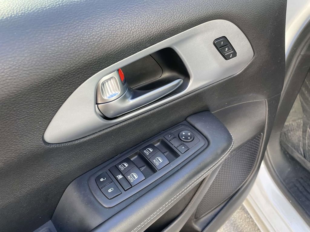 Used 2021 Chrysler Pacifica Touring-L w/ Uconnect Theater Family Group image 29