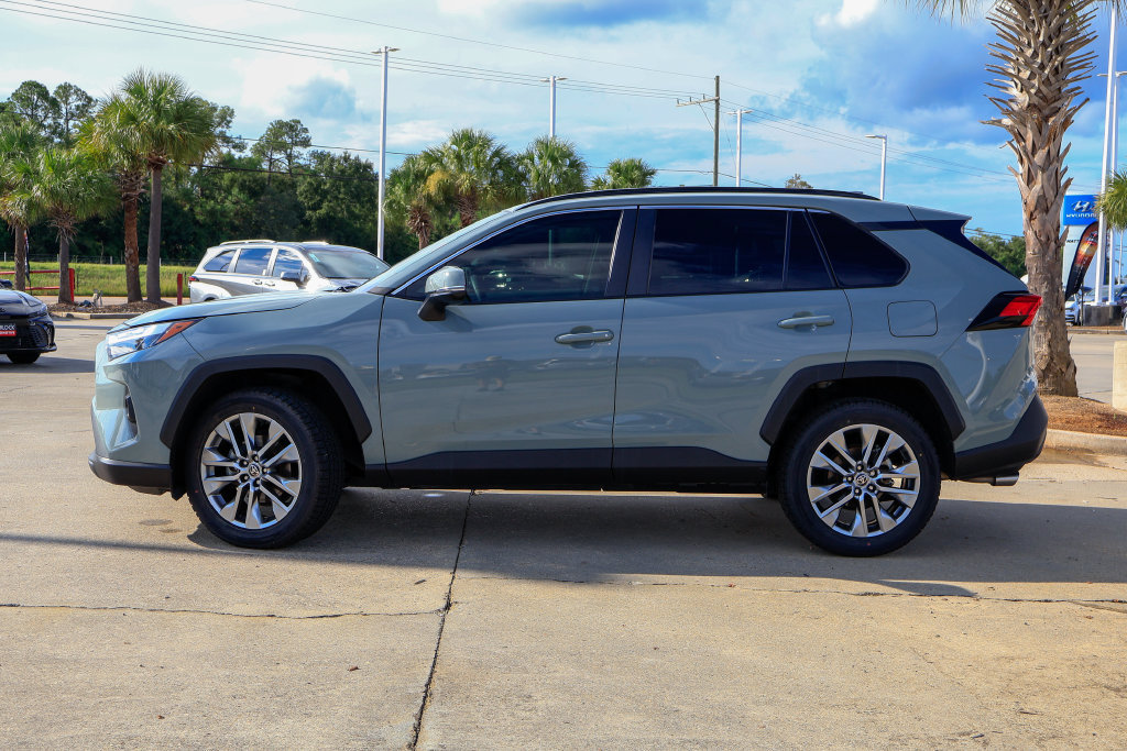 Used 2022 Toyota RAV4 XLE Premium FWD image 27