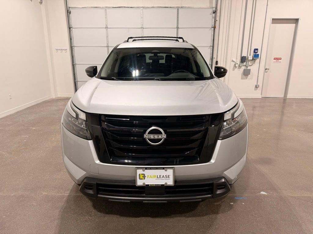 Used 2023 Nissan Pathfinder SV image 2