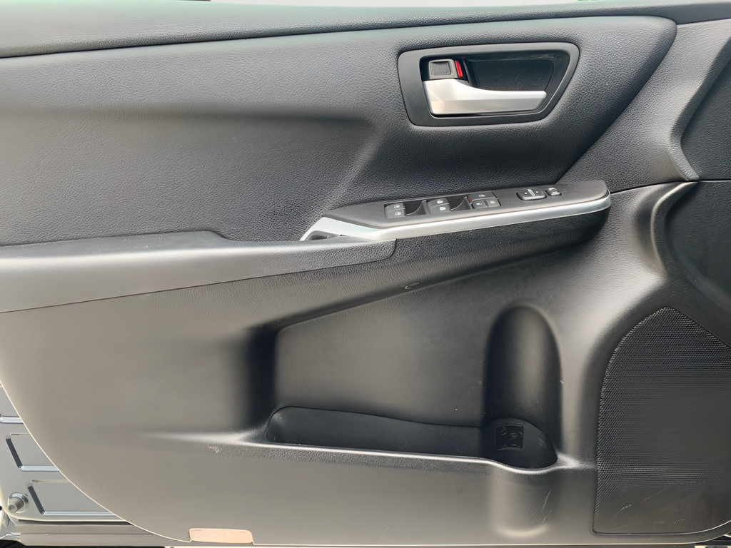 Used 2017 Toyota Camry SE FWD image 9