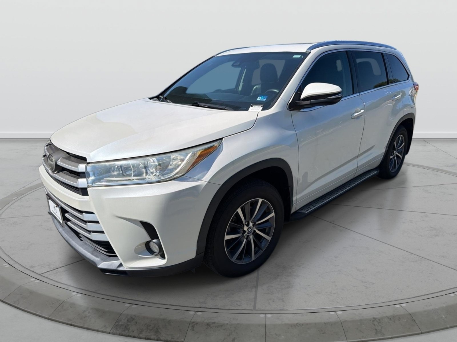 Used 2018 Toyota Highlander XLE AWD/4WD image 3