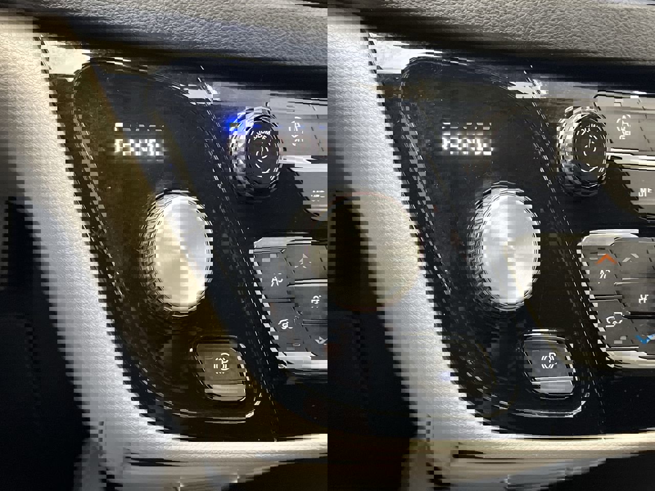 Used 2021 Chrysler Voyager L image 21