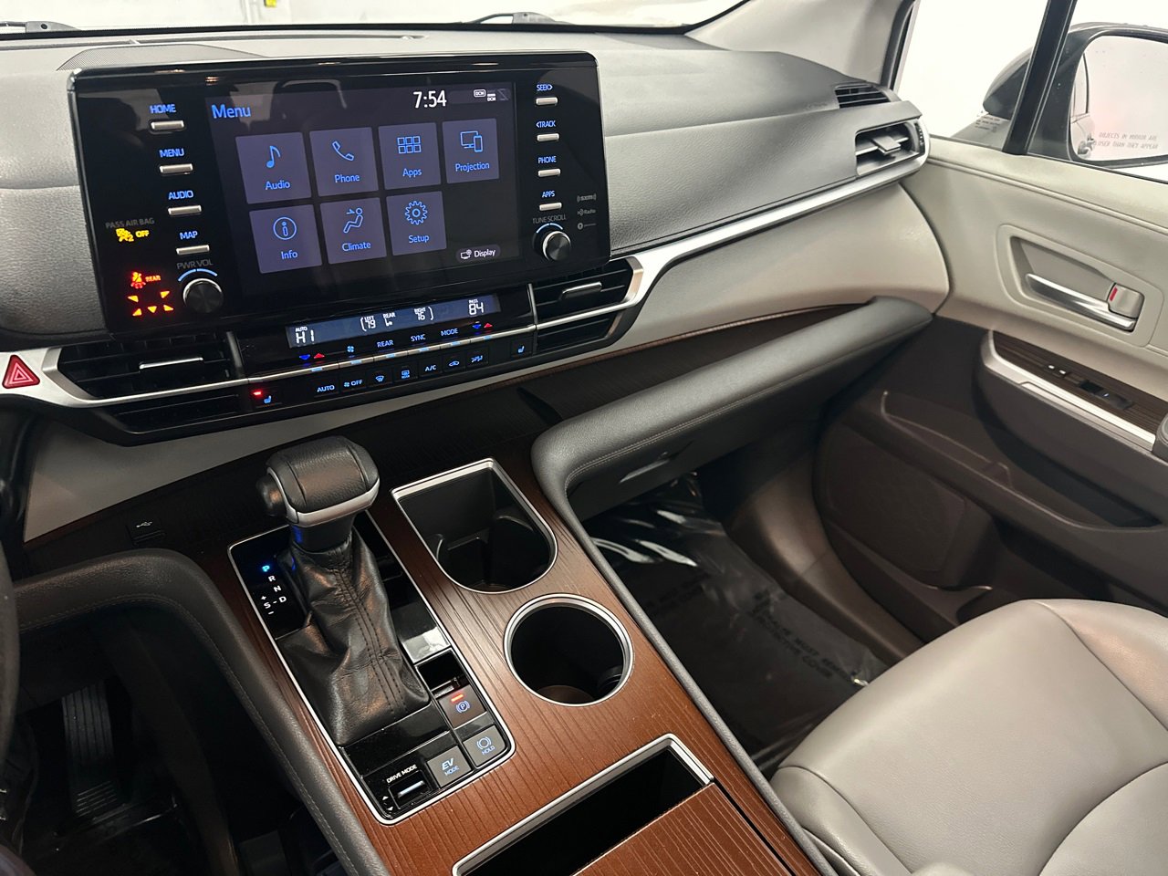 Used 2021 Toyota Sienna XLE image 27