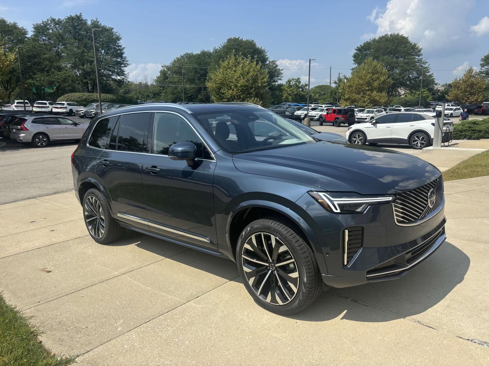 New 2026 Volvo XC90 B5 Plus w/ Protection Package Premier