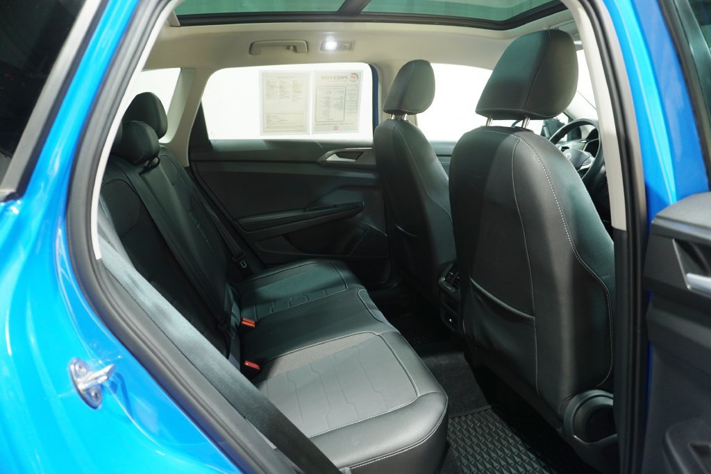 Used 2025 Volkswagen Taos SE AWD/4WD image 15