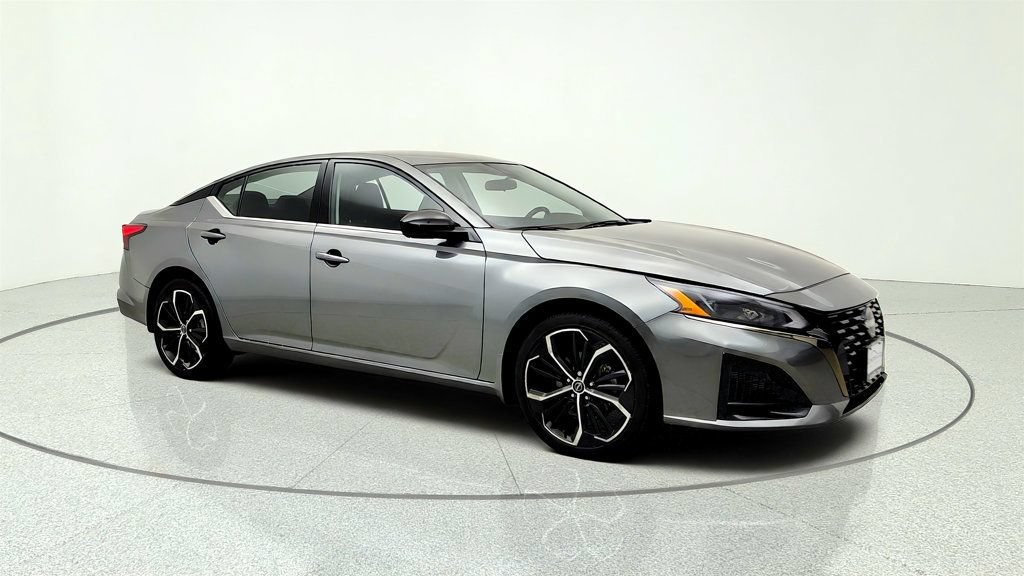 Used 2023 Nissan Altima 2.5 SR AWD/4WD image 3