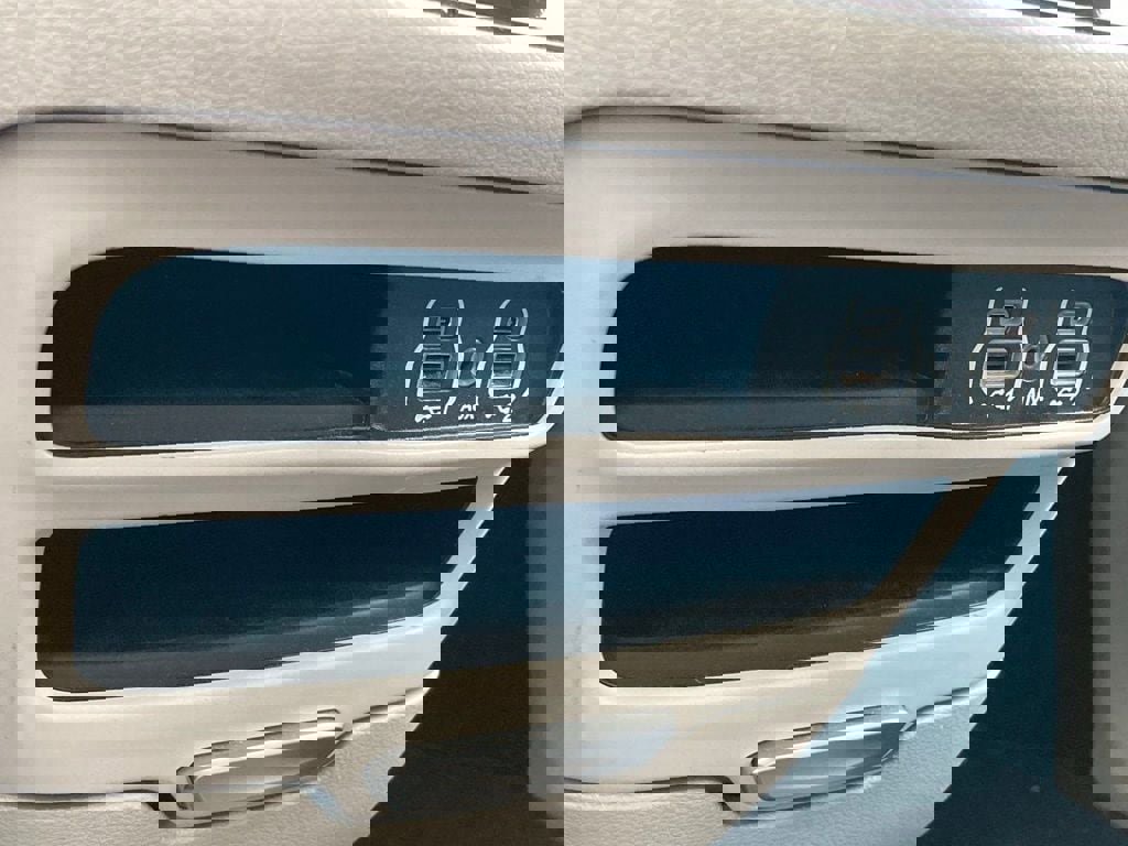 Used 2023 Chrysler Pacifica Touring-L image 26