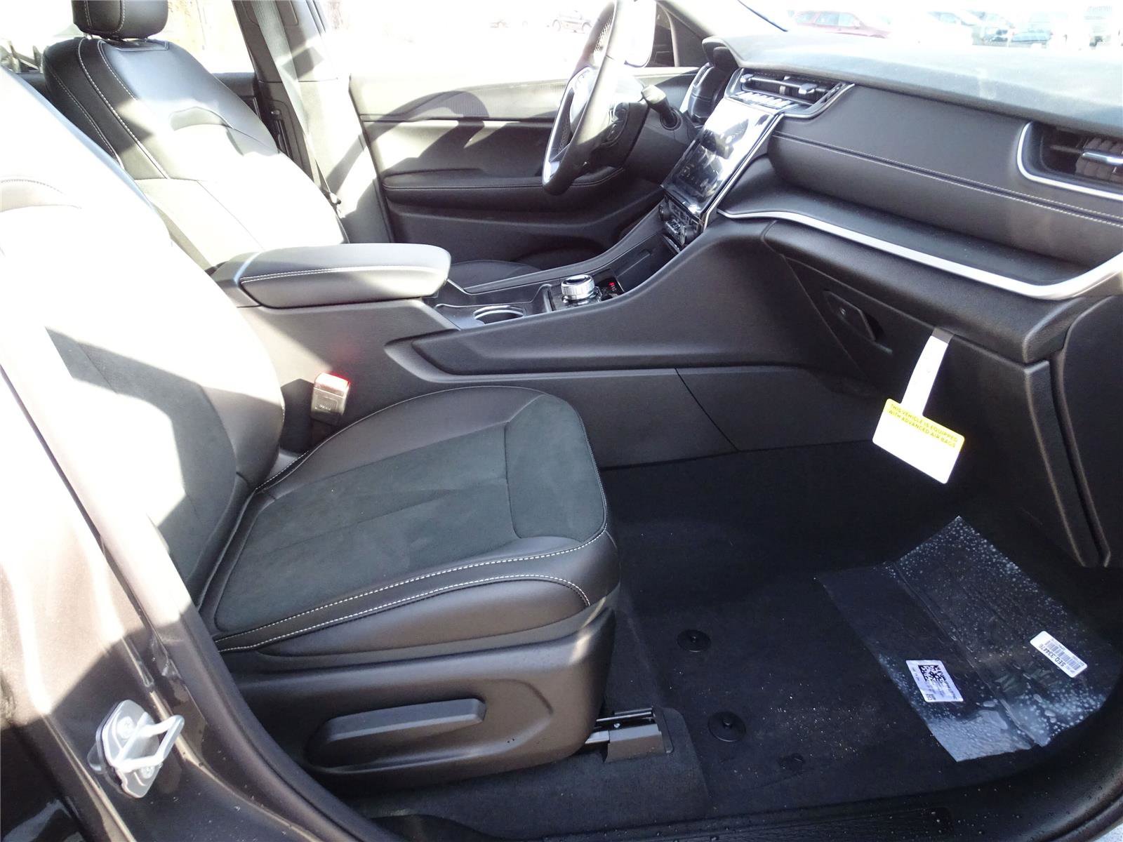 Used 2025 Jeep Grand Cherokee L Altitude image 7