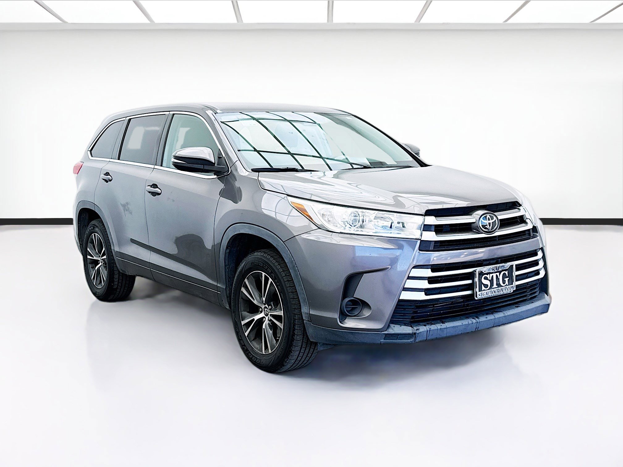Used 2018 Toyota Highlander LE image 3