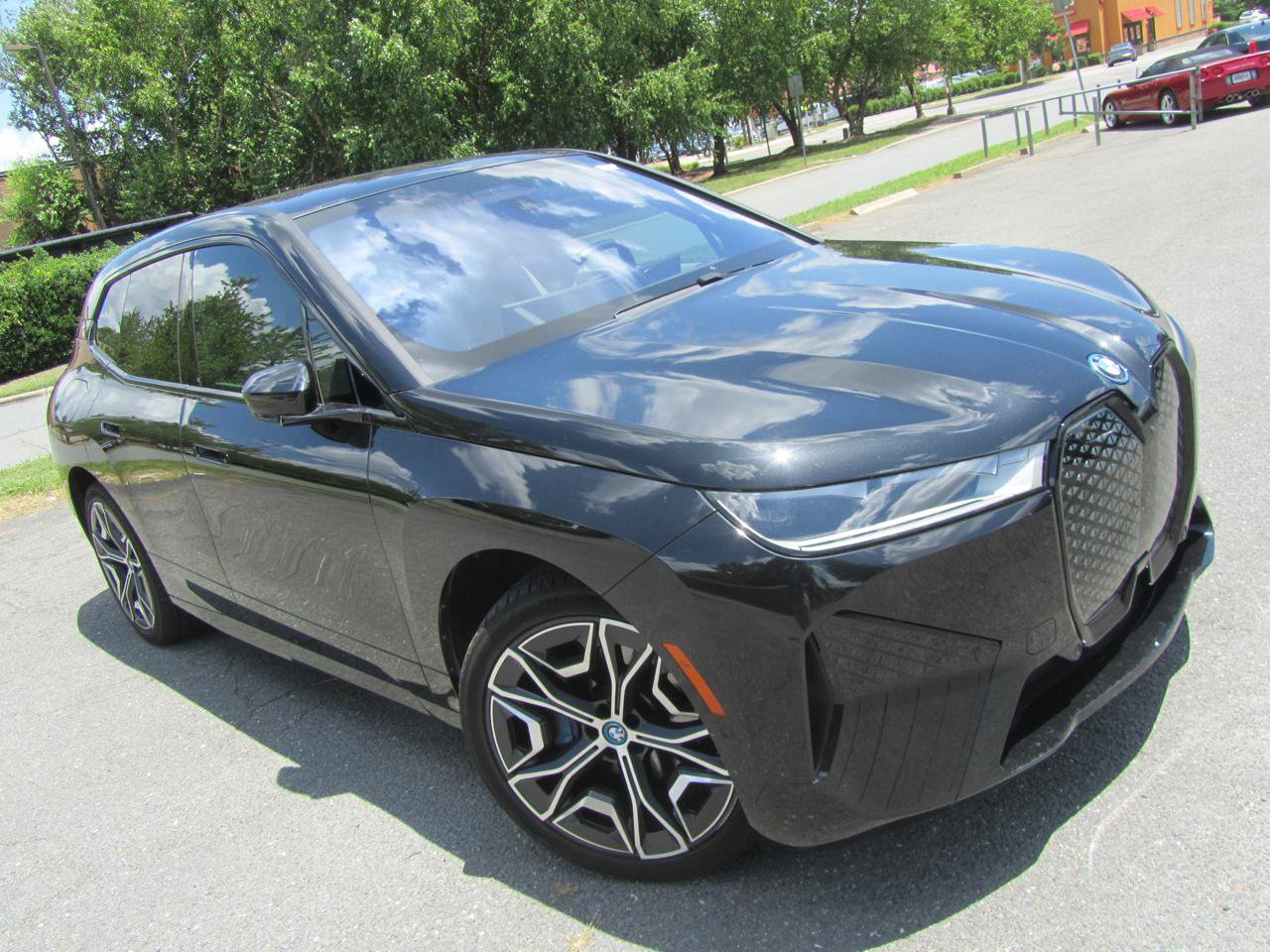 Used 2024 BMW iX xDrive50 w/ Sport Package AWD/4WD image 3