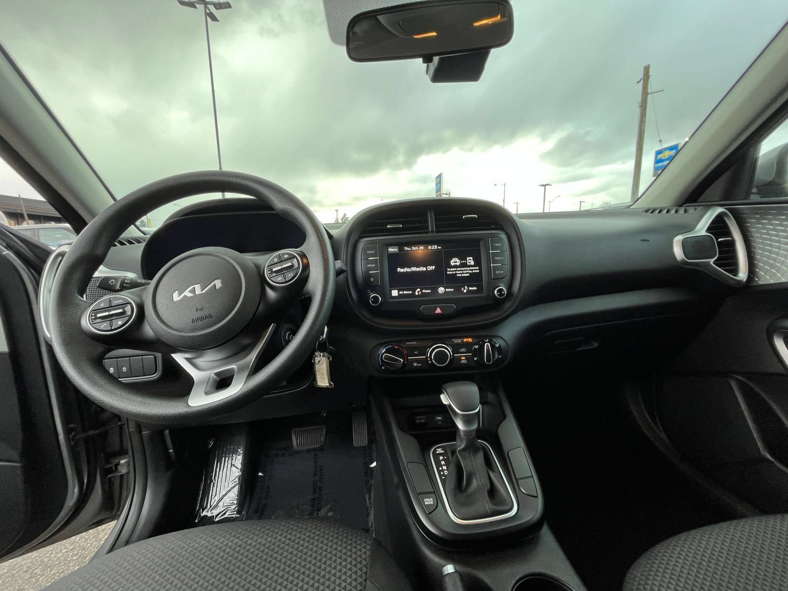 Used 2025 Kia Soul LX w/ LX Technology Package FWD image 32