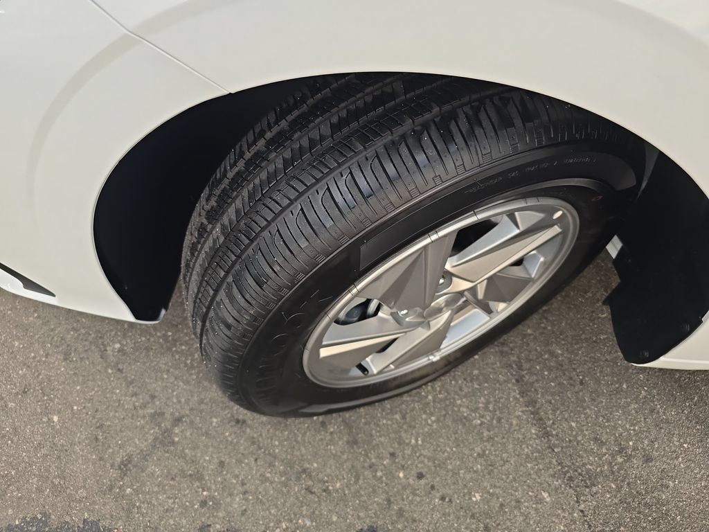 Certified 2026 Hyundai Elantra SE FWD image 29