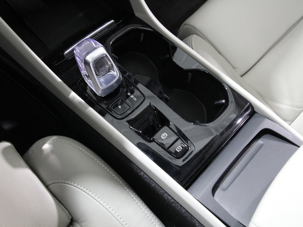 Used 2023 Volvo XC40 B5 Plus w/ Driver Assist Package image 15