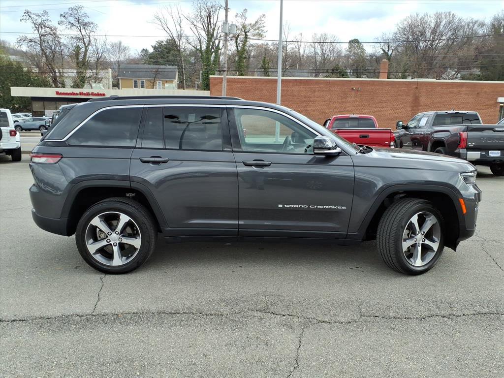 Used 2025 Jeep Grand Cherokee Limited image 3