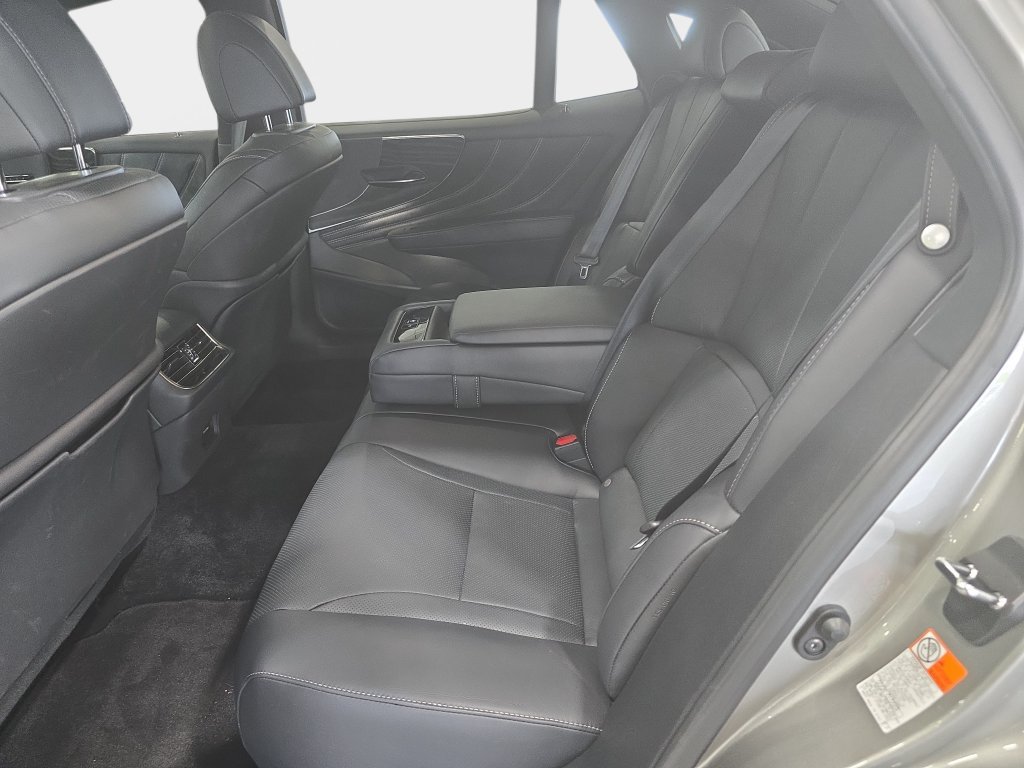 Used 2023 Lexus LS 500 w/ Accessory Package (Z2) RWD image 31