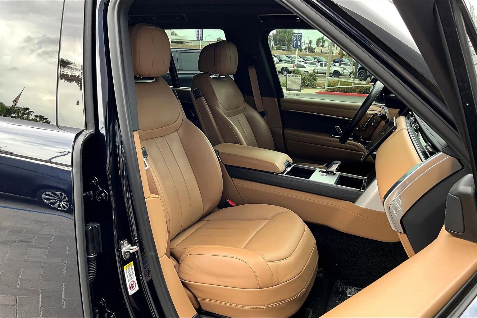 Certified 2025 Land Rover Range Rover SE AWD/4WD image 7