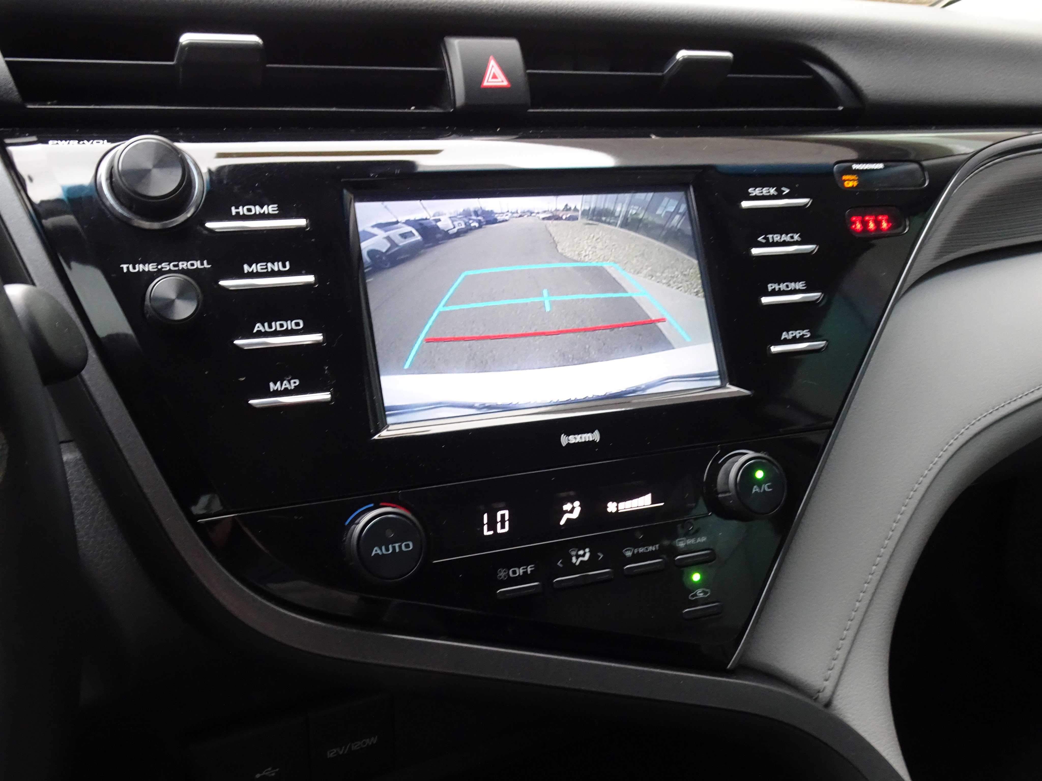 Used 2020 Toyota Camry SE image 18