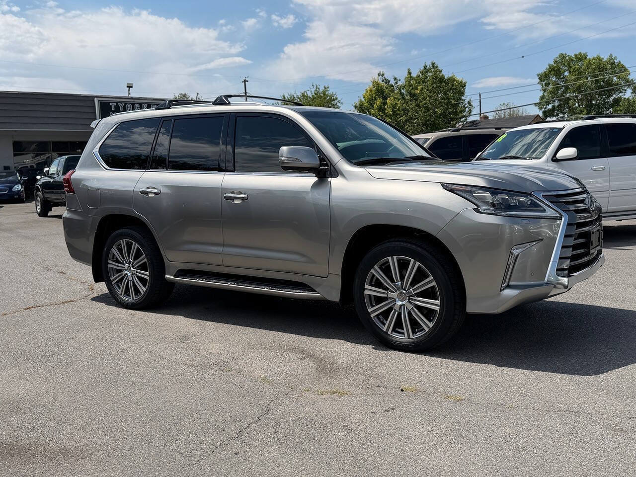 Used 2017 Lexus LX 570 4WD w/ Luxury Package image 7