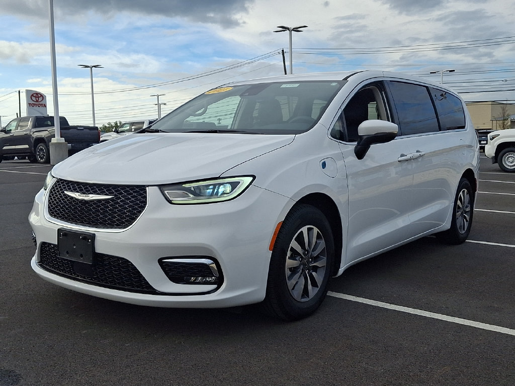 Used 2023 Chrysler Pacifica Touring-L FWD image 3