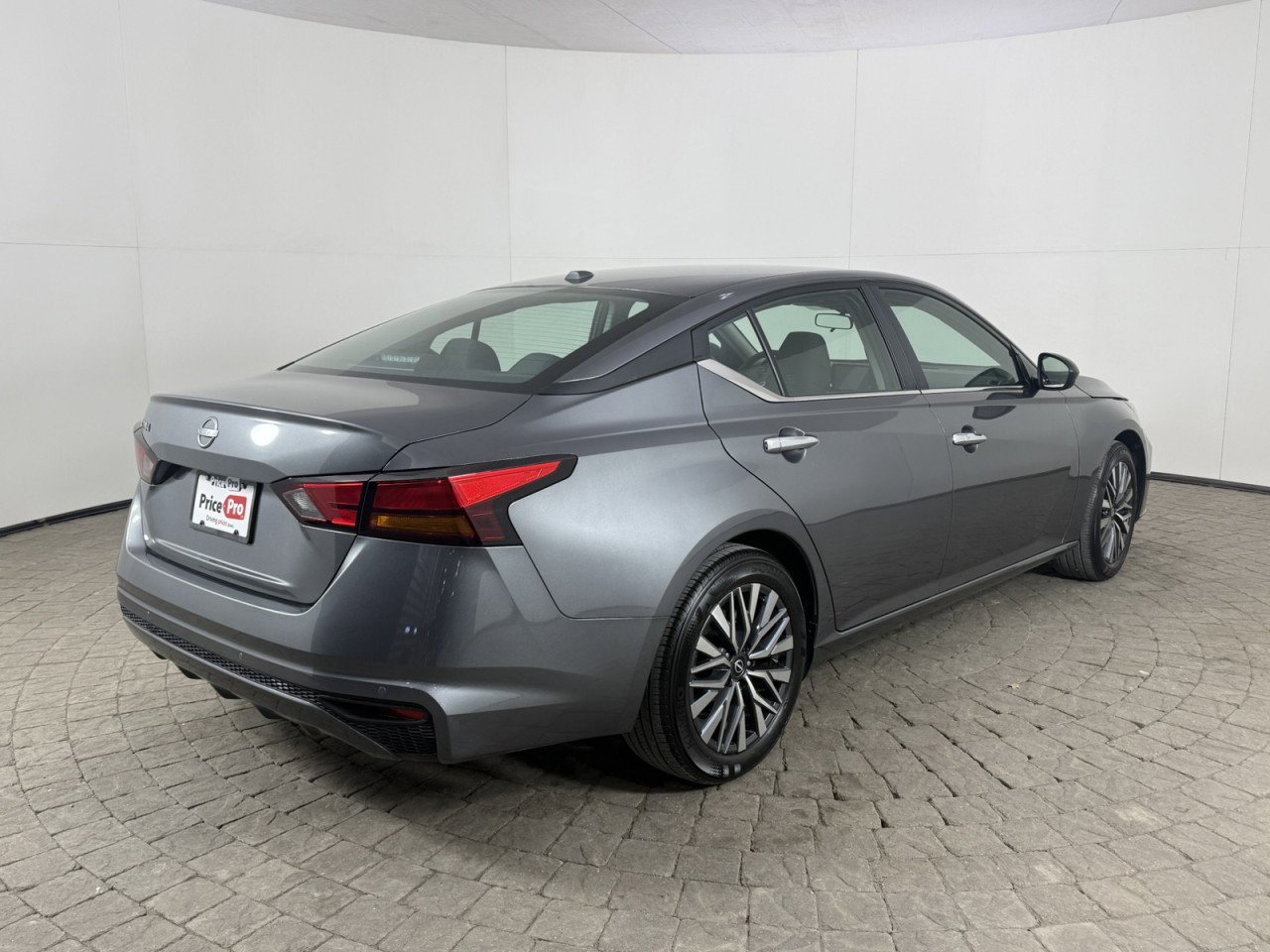 Used 2025 Nissan Altima 2.5 SV image 9