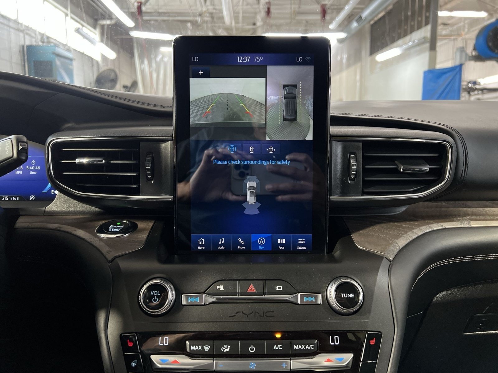 Used 2020 Ford Explorer Platinum w/ Premium Technology Package AWD/4WD image 19