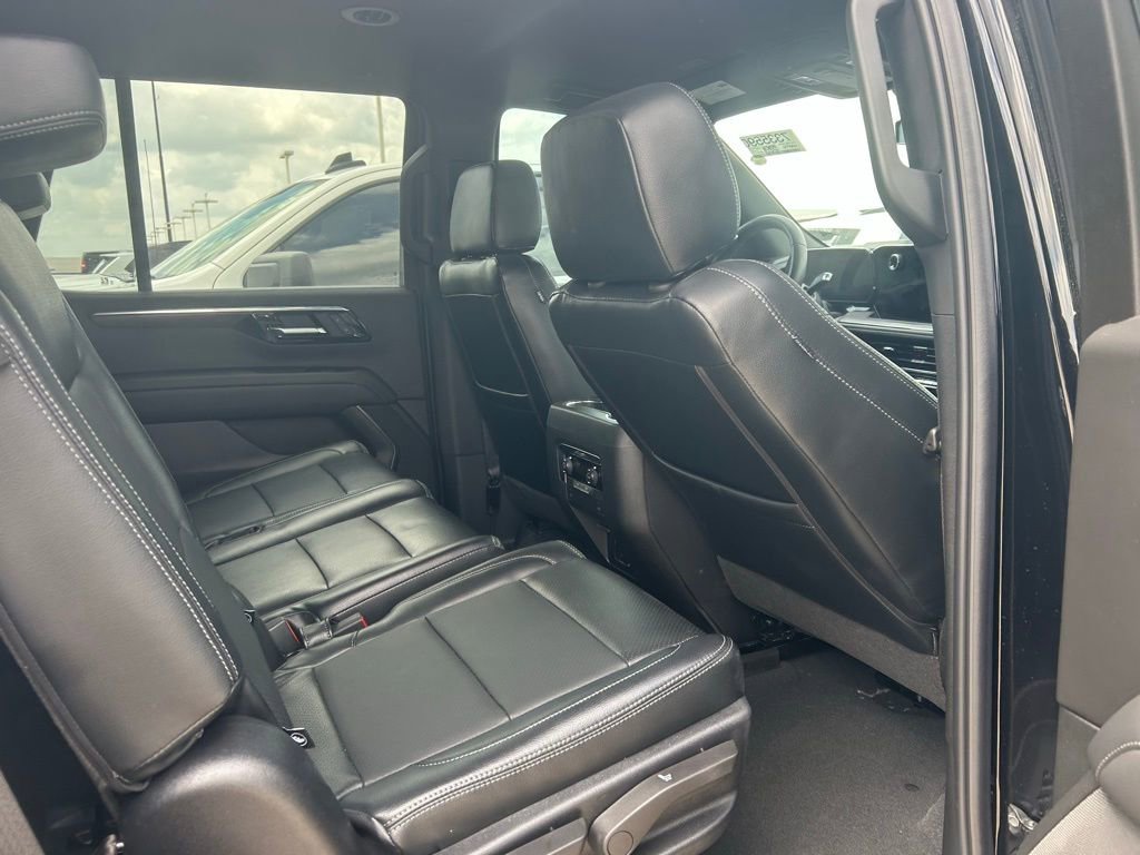 Used 2025 Chevrolet Tahoe LS RWD image 4