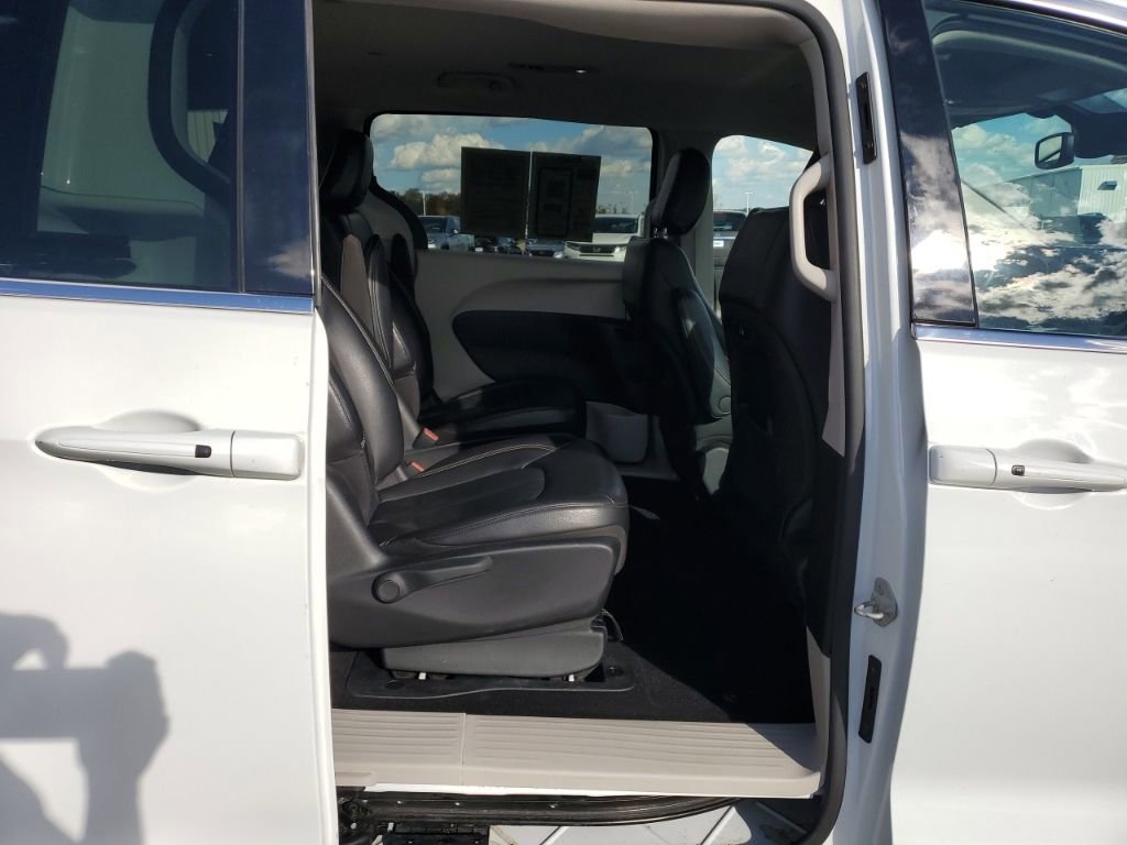 Used 2022 Chrysler Pacifica Touring-L image 35