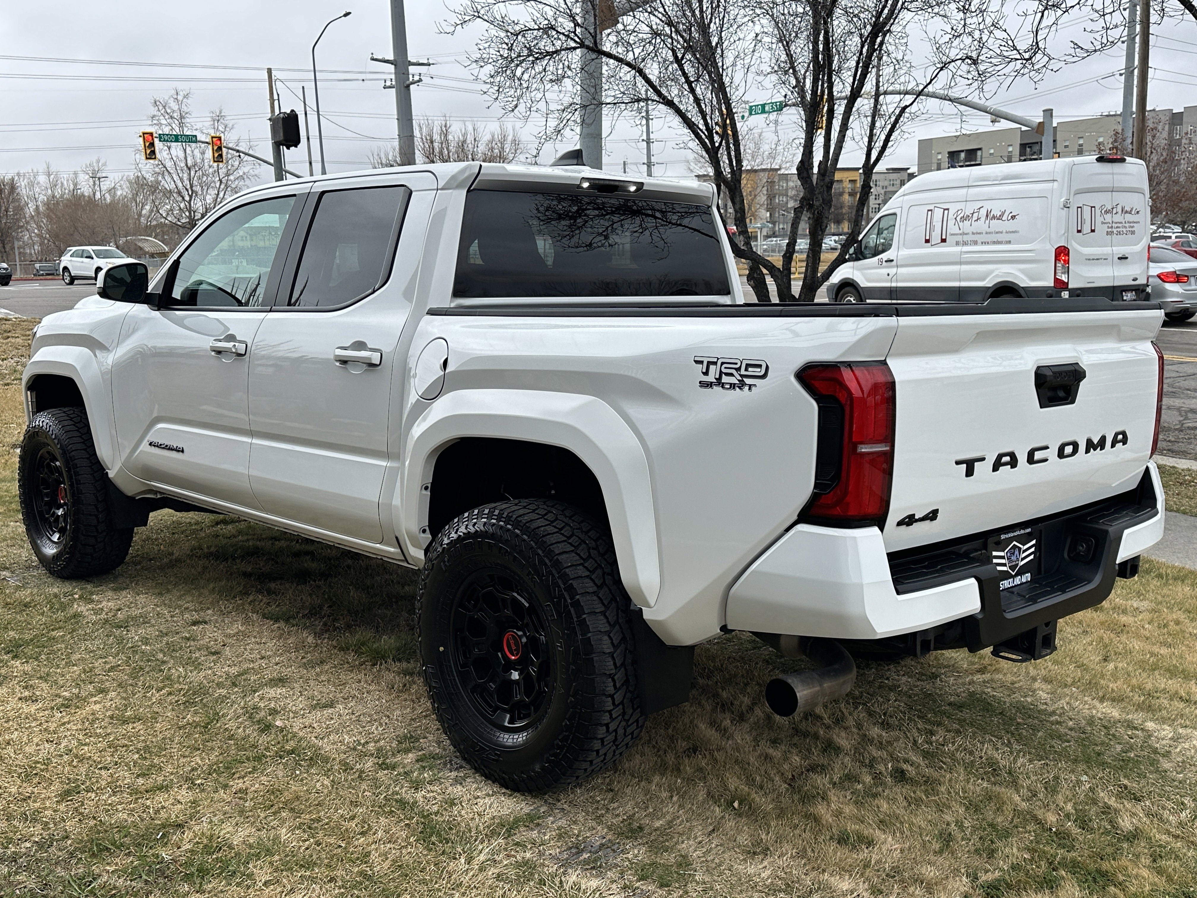 Used 2024 Toyota Tacoma TRD Sport AWD/4WD image 9