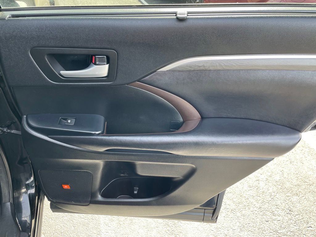 Used 2017 Toyota Highlander Limited Platinum image 13