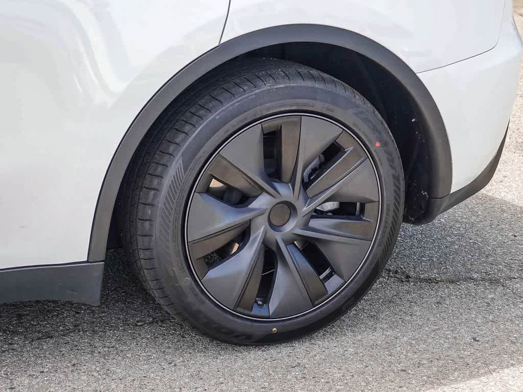 Used 2024 Tesla Model Y 2WD image 10