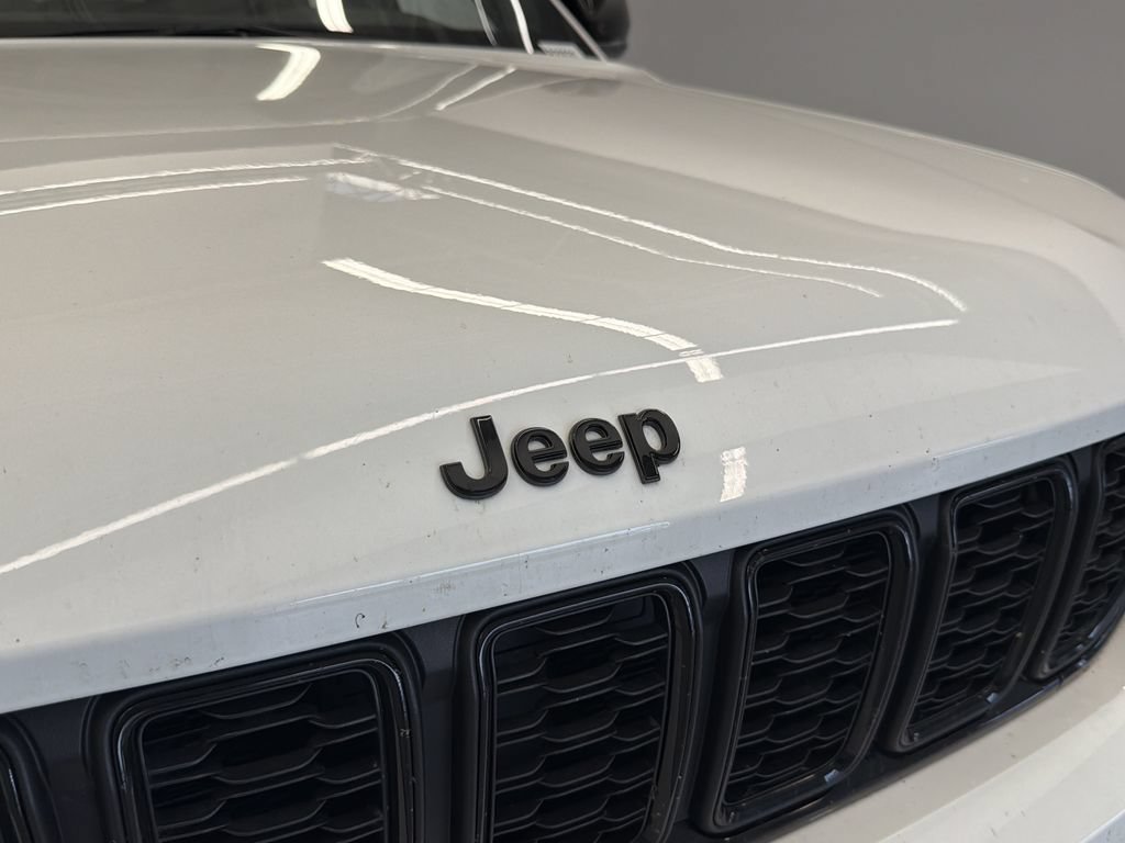 Used 2022 Jeep Grand Cherokee L Laredo AWD/4WD image 13