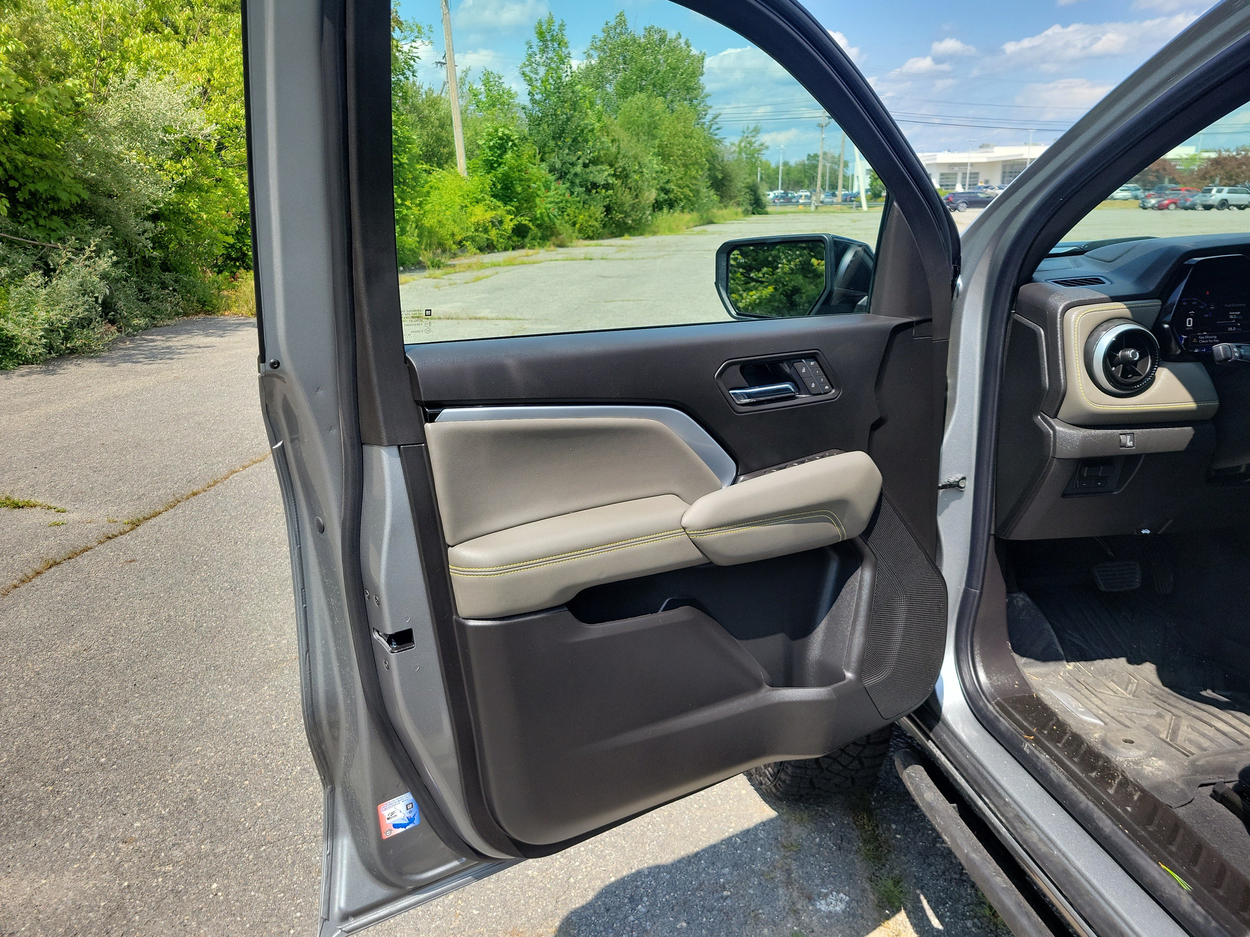 Used 2026 Chevrolet Colorado ZR2 w/ Technology Package AWD/4WD image 15