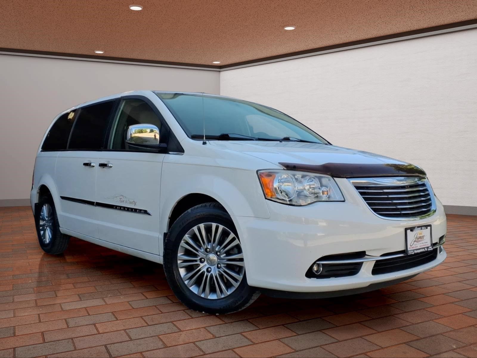 Used 2013 Chrysler Town & Country Touring-L w/ Driver Convenience Group FWD image 3
