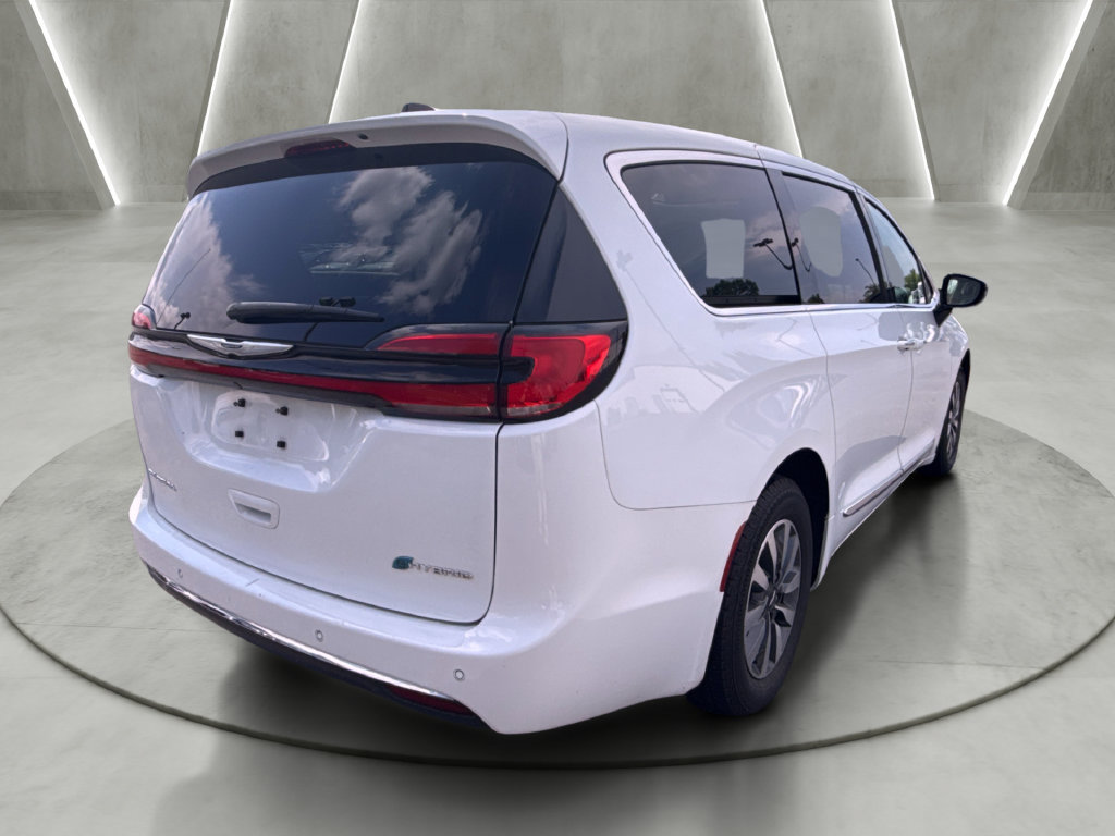 Used 2023 Chrysler Pacifica Limited FWD image 3