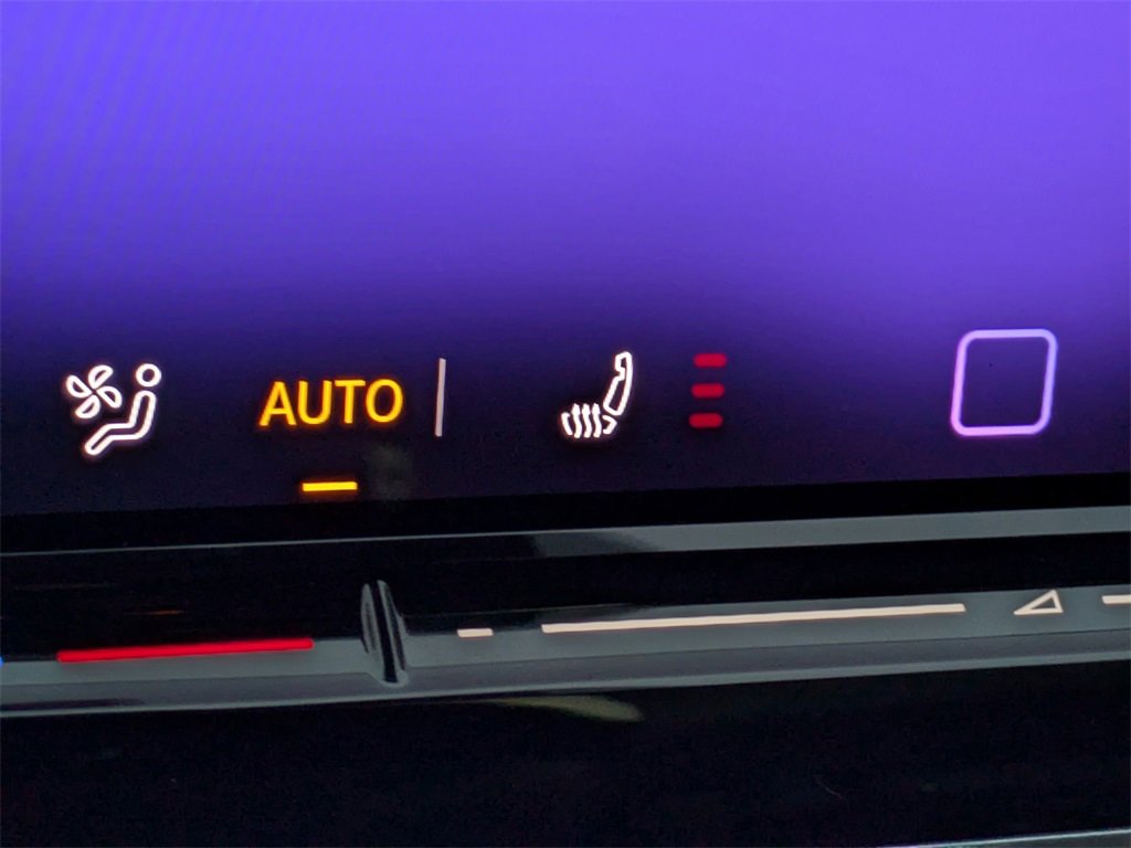 Used 2025 Volkswagen Tiguan SE image 24