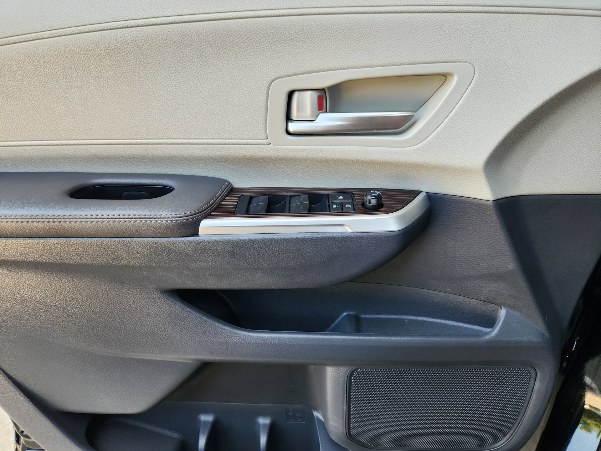 Used 2023 Toyota Sienna XLE FWD image 23