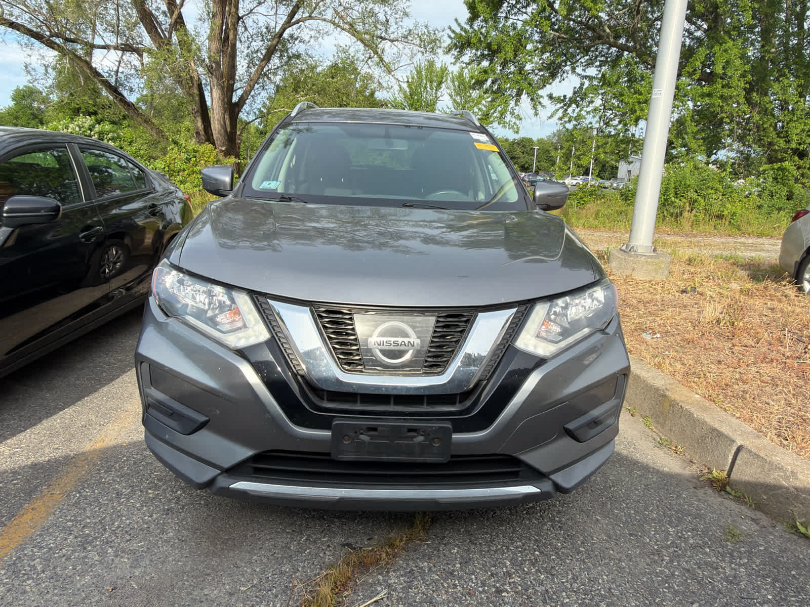 Used 2017 Nissan Rogue SV AWD/4WD image 2