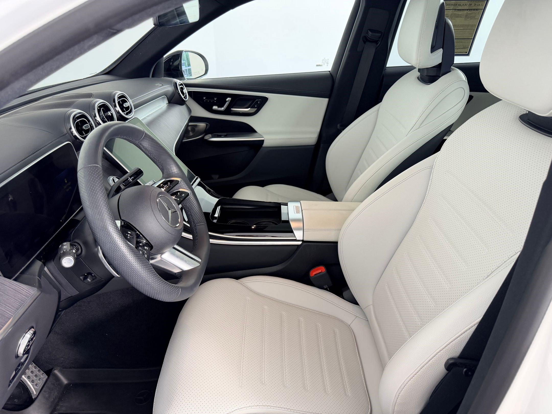 Used 2024 Mercedes-Benz GLC 300 4MATIC image 5