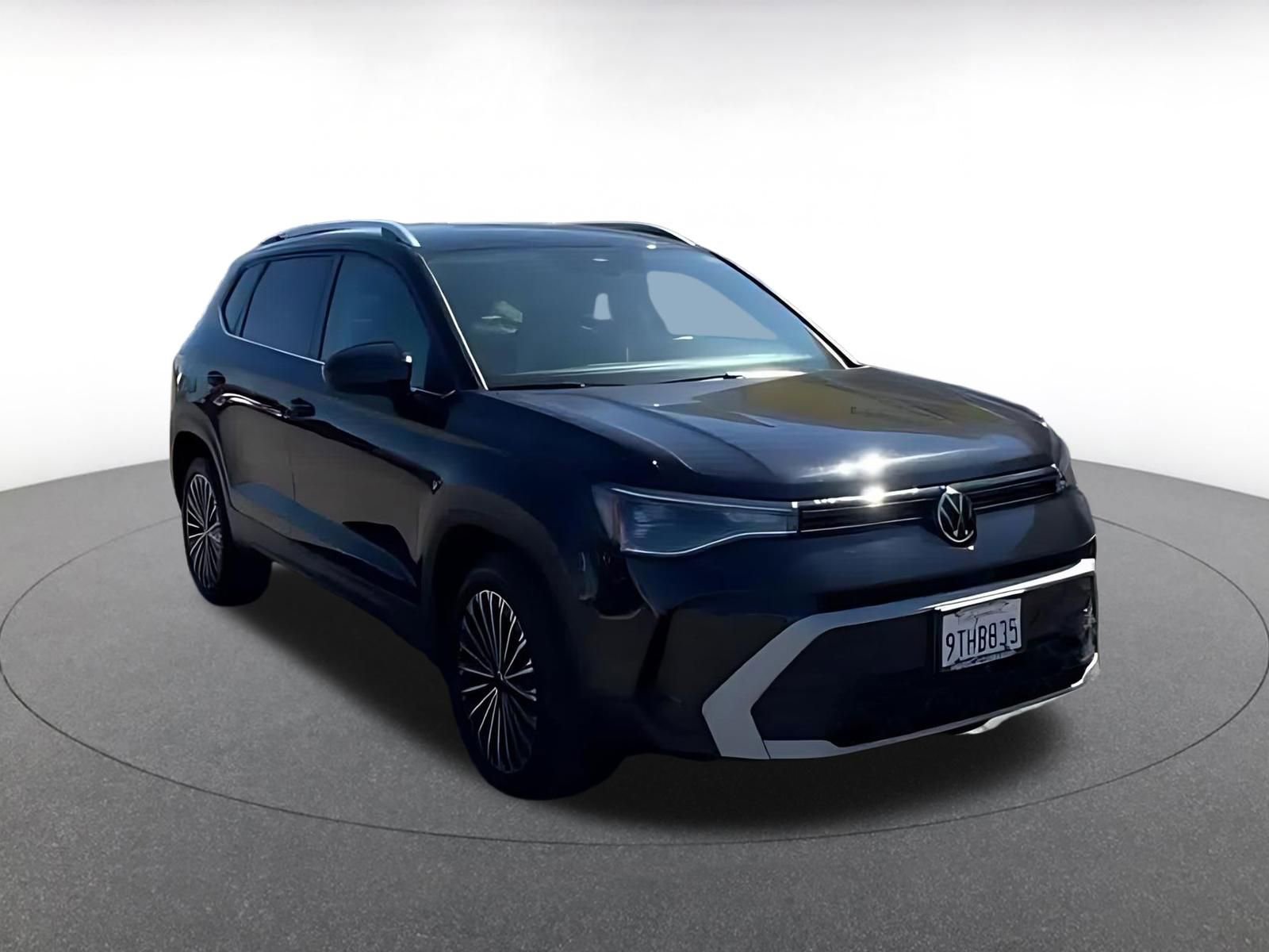 Used 2025 Volkswagen Taos SE image 3