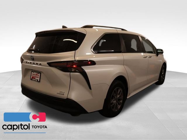 Used 2024 Toyota Sienna XLE FWD image 2