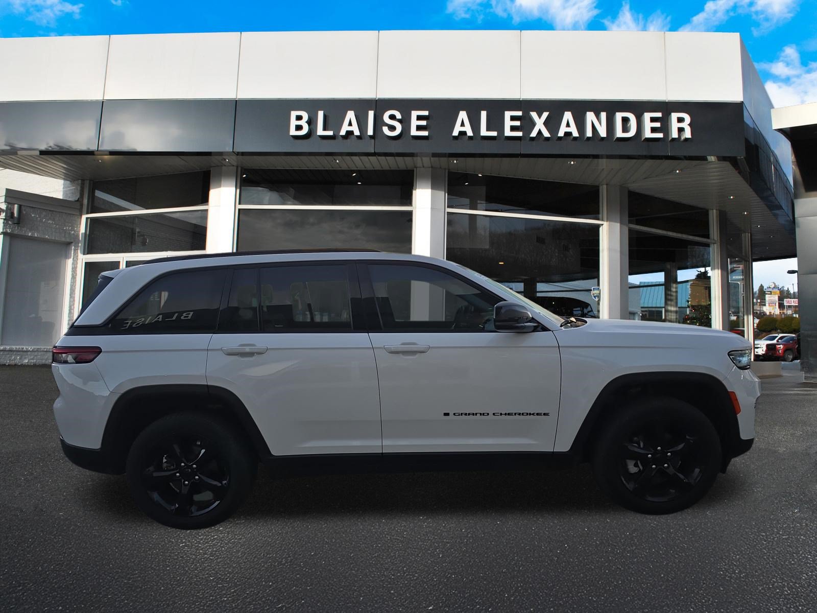 Used 2023 Jeep Grand Cherokee Limited w/ Black Appearance Package AWD/4WD image 2