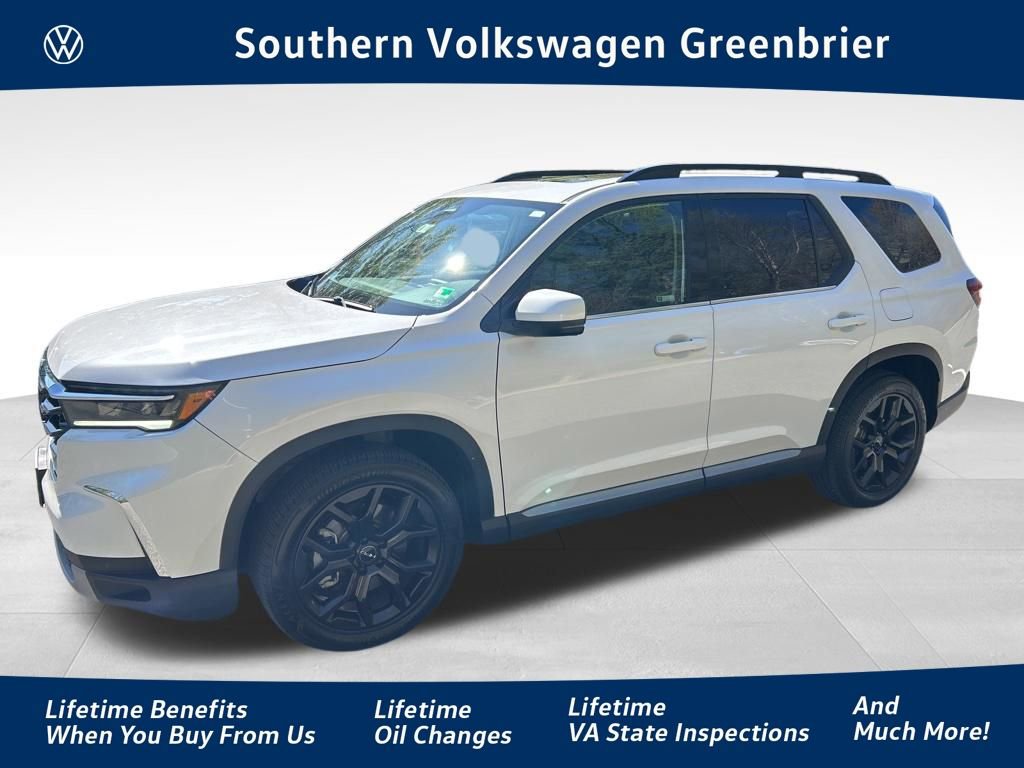 Used 2025 Honda Pilot Touring image 1