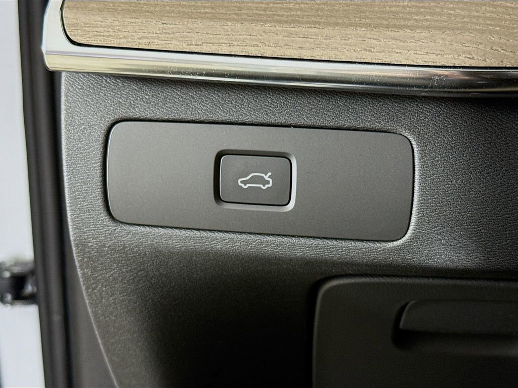 New 2026 Volvo XC90 B6 Plus w/ Protection Package Premier image 10