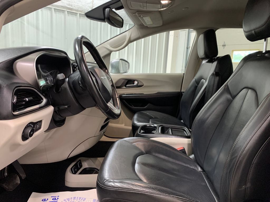 Used 2020 Chrysler Pacifica Touring-L FWD image 20
