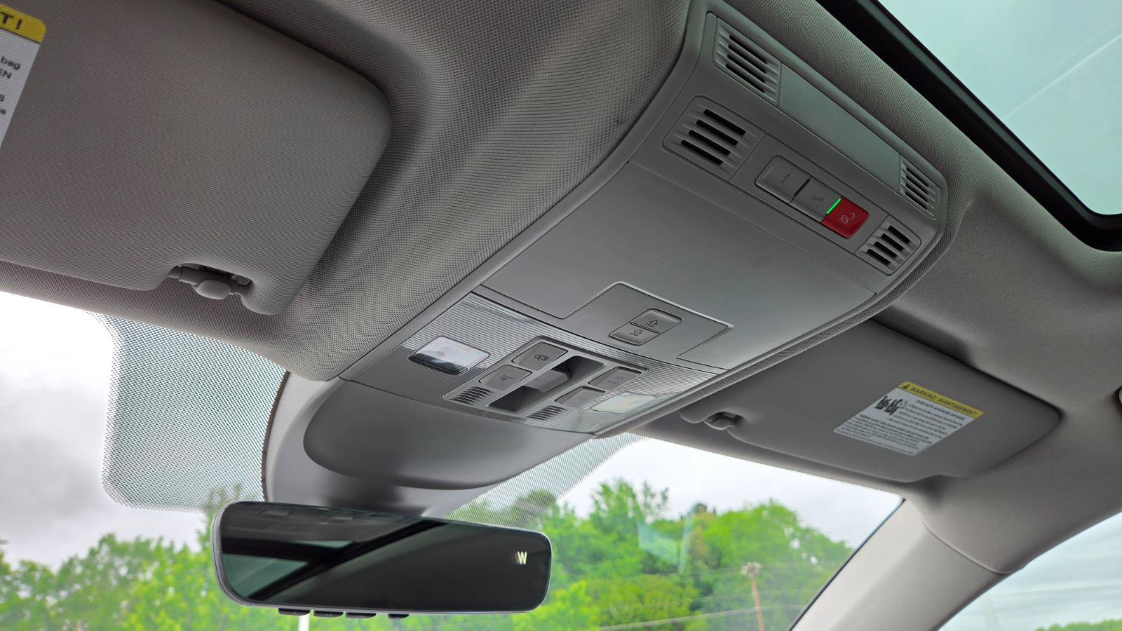 Certified 2025 Volkswagen Taos SE w/ Panoramic Sunroof Package FWD image 34